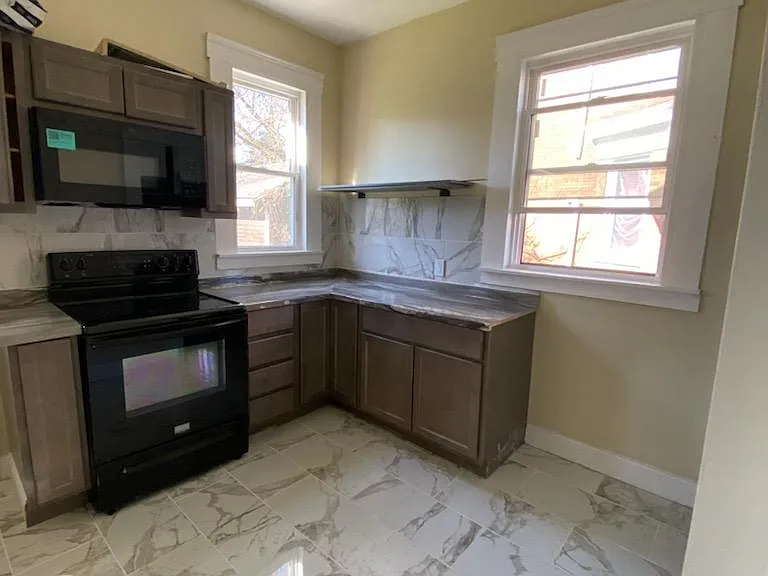 1867 Clarion Ave — Photo 3