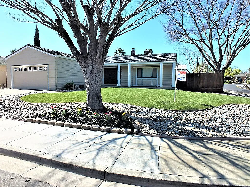 403 Leona Dr photo 1