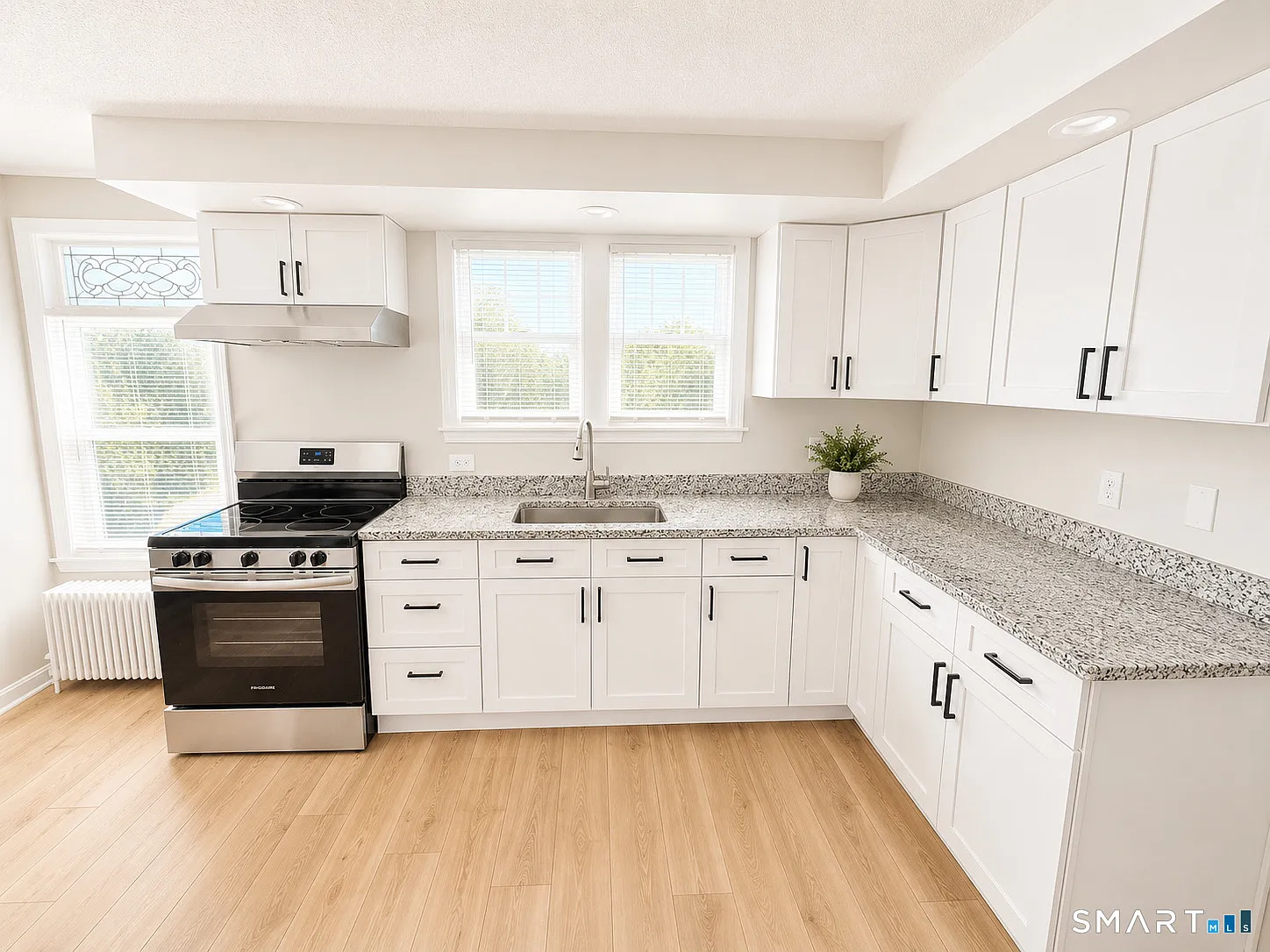 3 bed, 1.0 bath, 2464 sqft, $2,000 — Photo 4