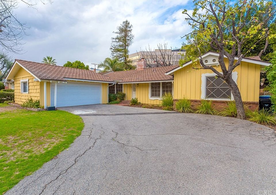 Charming turnkey single story Encino home South of