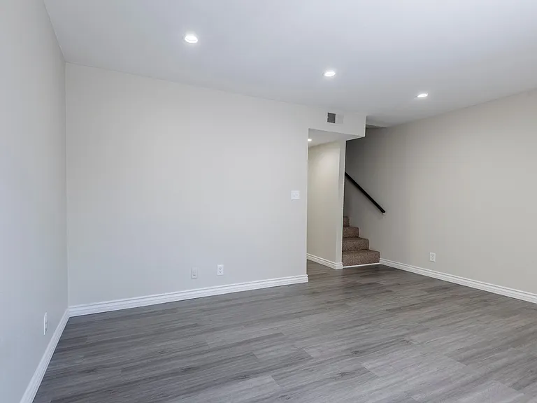 11701 Oxnard St — Photo 5