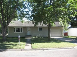 106 3rd St SW, Madelia, MN 56062