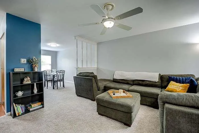 941 Perry Dr — Photo 3