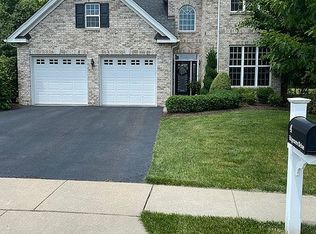 4 Edgemere Dr, Kendall Park, NJ 08824