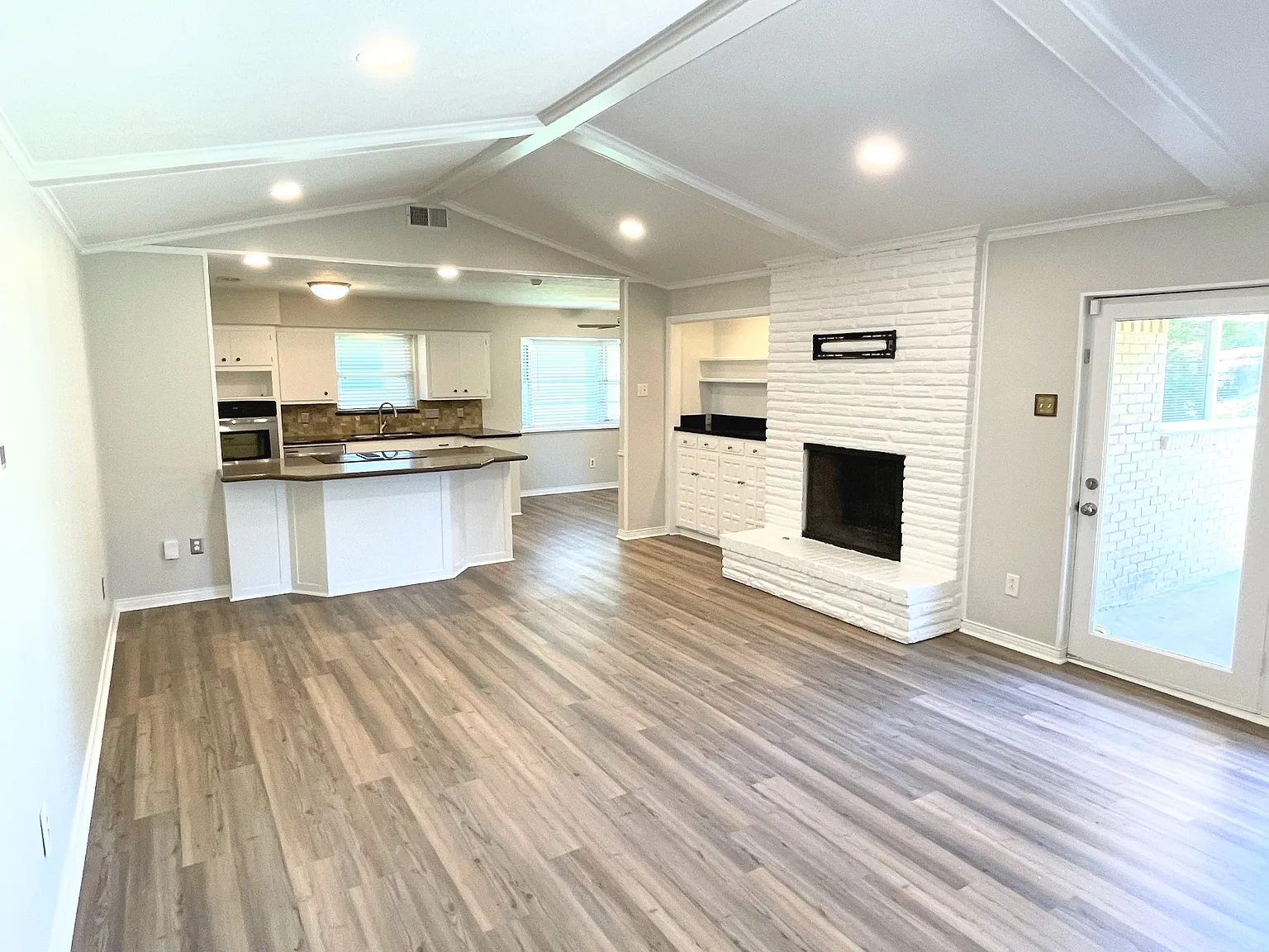 4 bed, 2.5 bath, 2291 sqft, $4,200 — Photo 3