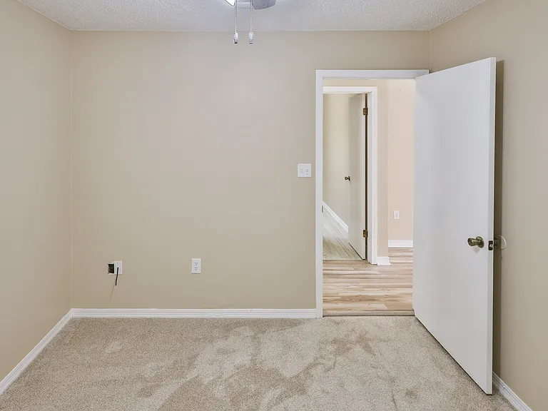 213 Walker Cir W — Photo 8