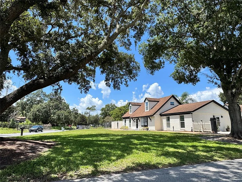 5 bed, 2.5 bath, 2164 sqft, $2,900 — Photo 2