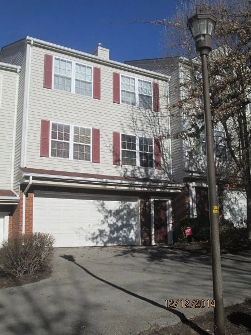 3 Bedroom 2.5 Half Bath Townhouse with 2 Car Garage — Photo 1