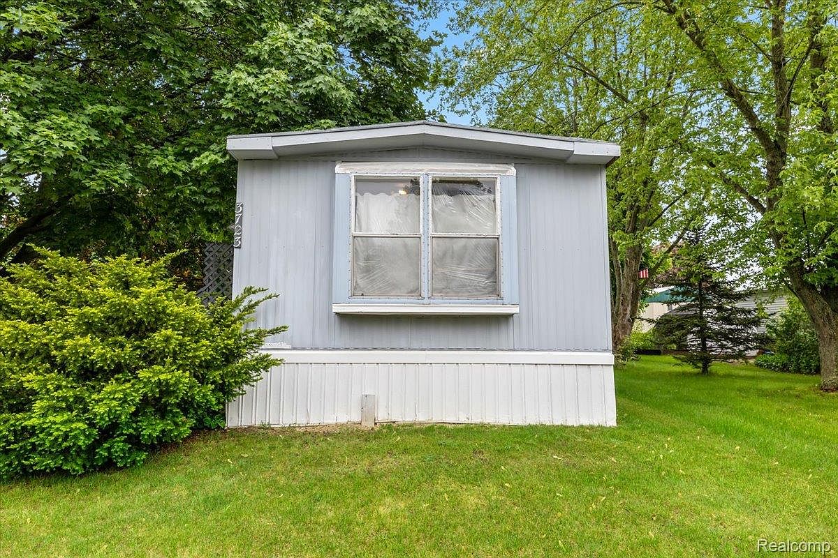 3723 Pinoak St, Clarkston, MI 48348