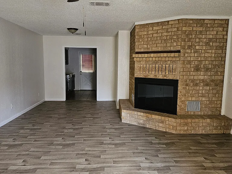 710 34th St NE — Photo 1
