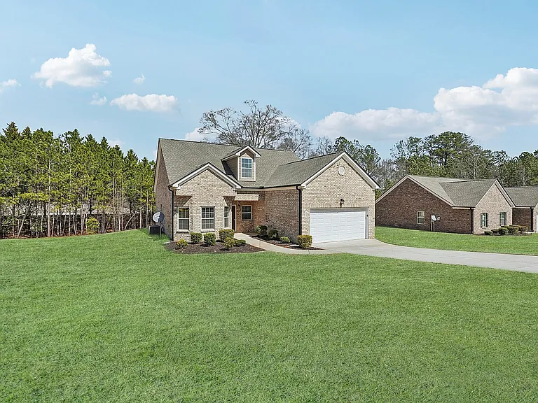 College Manor — Photo 15