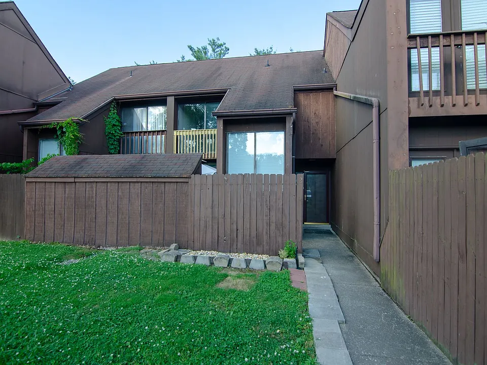 2 Hickory Ct