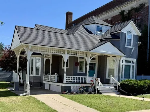 108 E 6th St, Beardstown, IL 62618