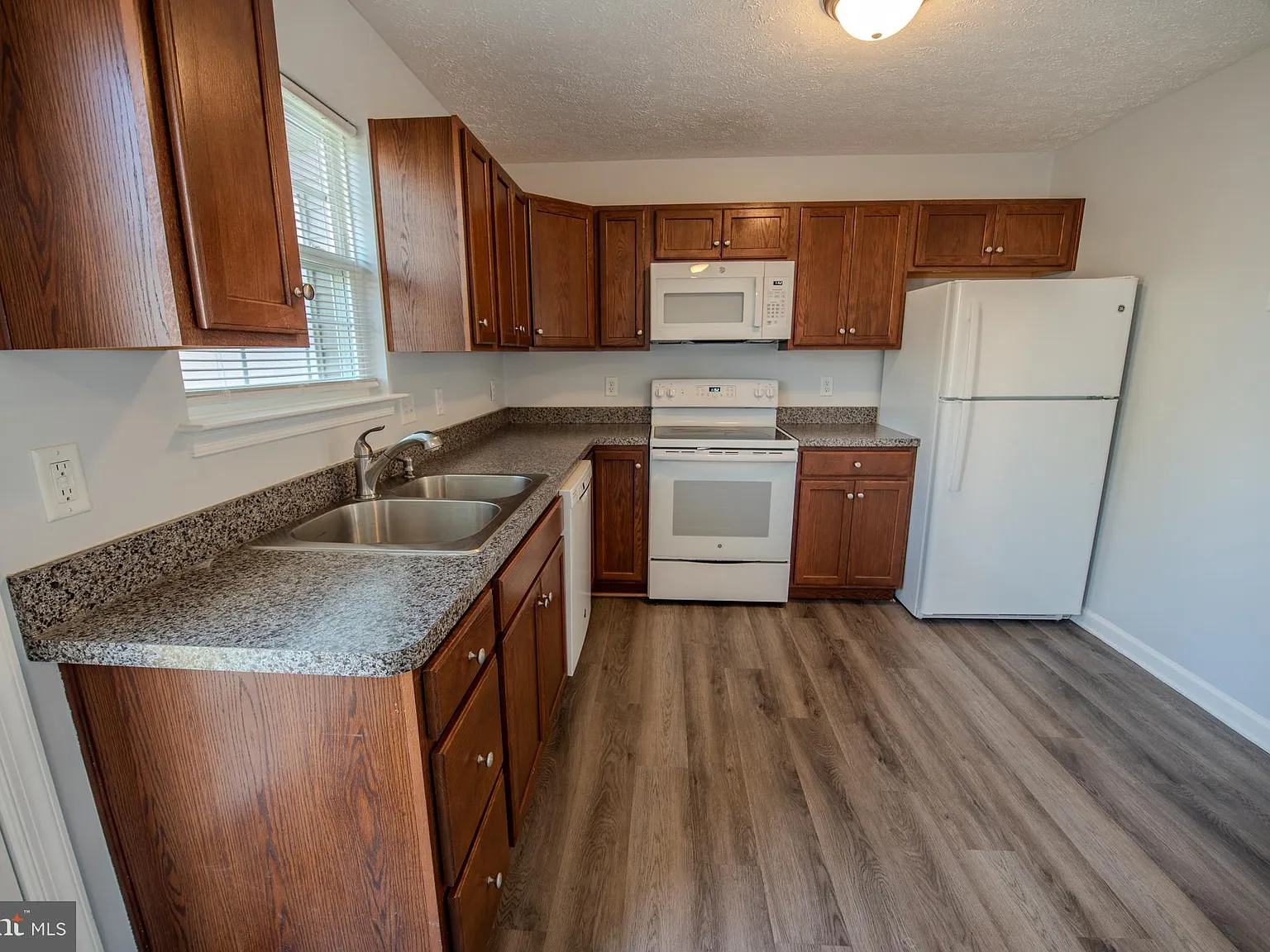 3 bed, 1.5 bath, 1251 sqft, $1,825 — Photo 2