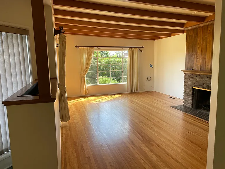 Living room w hardwood floors