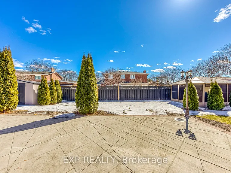 322 Mary St — Photo 46
