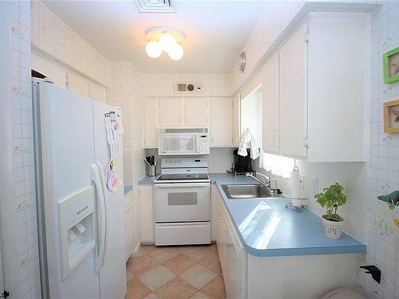 5th image of 3915 West Ave #2