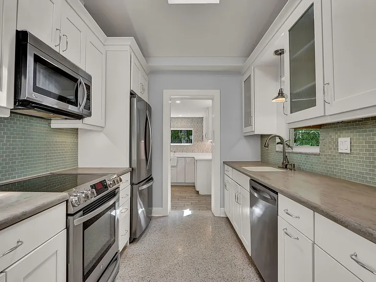 382 SE Edgewood Dr — Photo 7