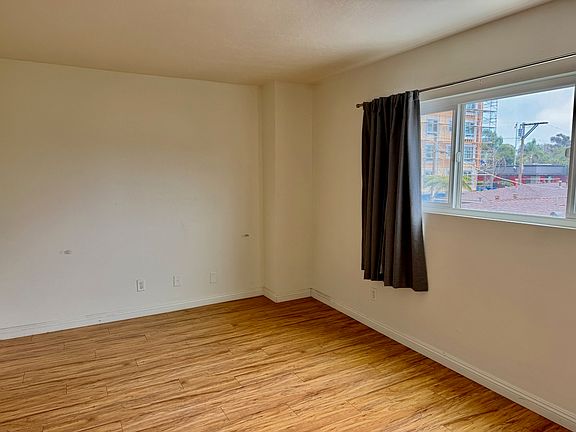 2nd image of 925 Grand Ave #925