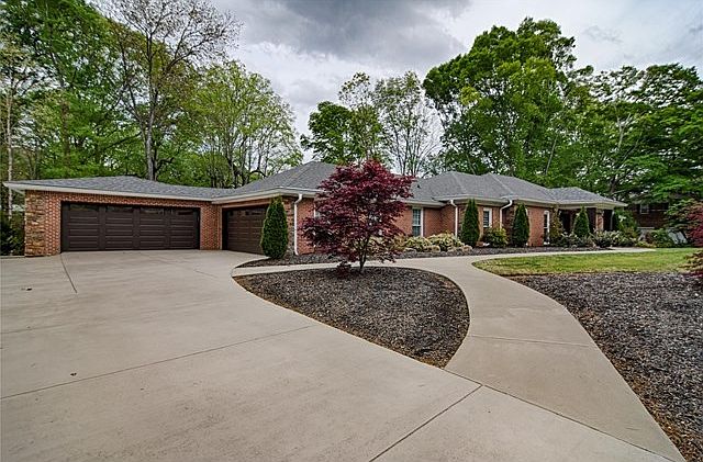 1st image of 4794 Castlewood Dr