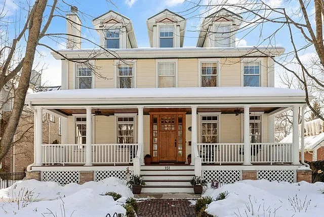 151 Prairie Ave photo 1