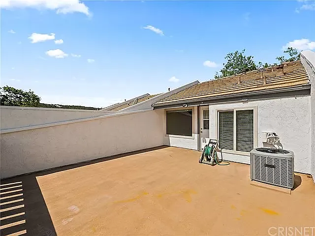 2054 Los Feliz Dr — Photo 11