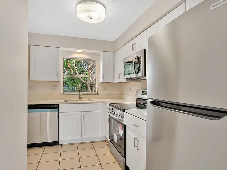 2459 Hope Ave — Photo 9