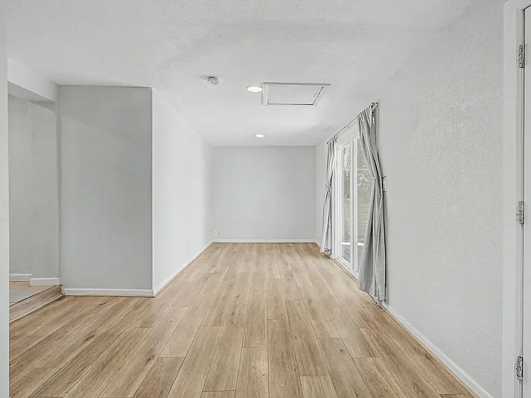 2991 Hudson St — Photo 10