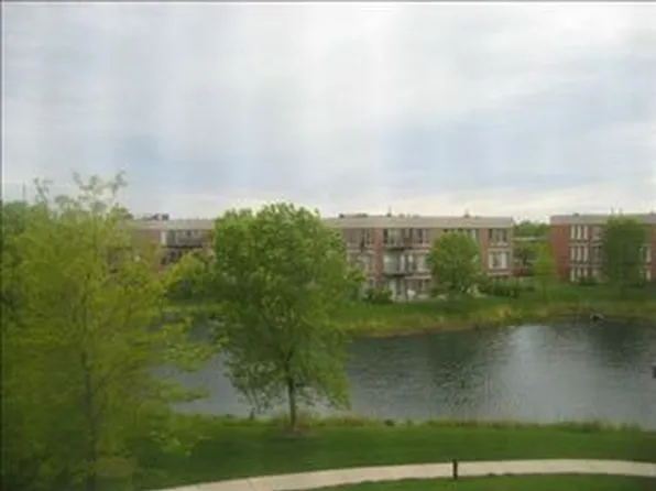 402 Kelburn Rd APT 325, Deerfield, IL 60015