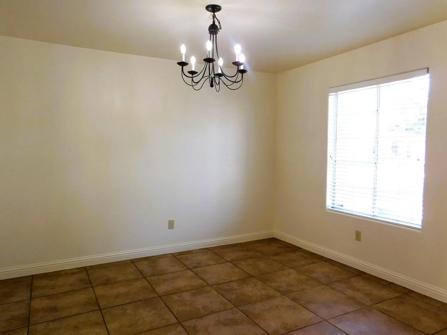 3 bed, 1637 sqft, $2,450 — Photo 3