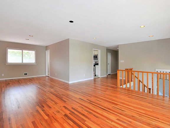 4th image of 1011 Dartmouth Ln
