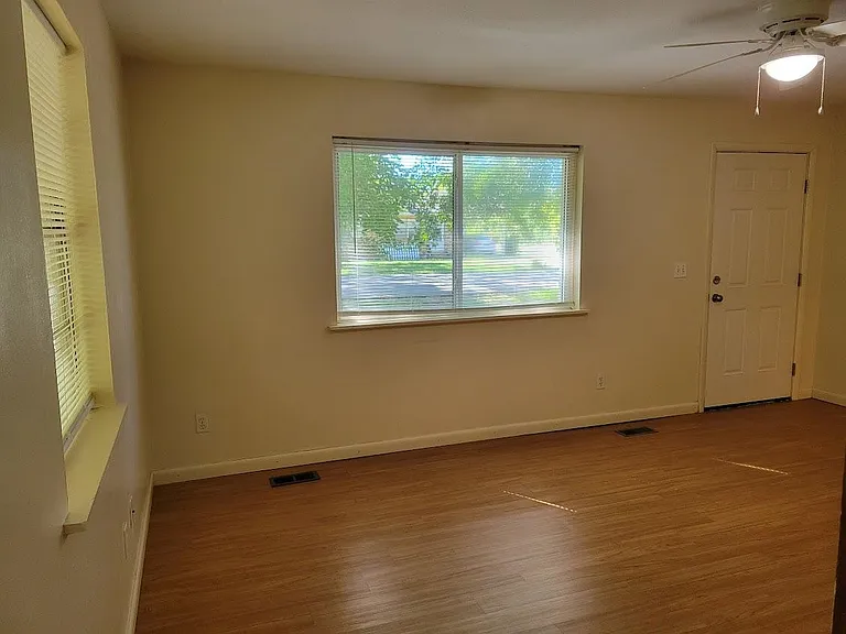 136 Glen Living Room facing S