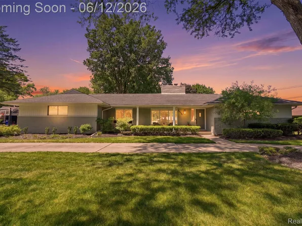 6998 Meadowlake Rd, Bloomfield Hills, MI 48301