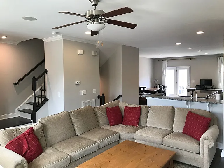 110 Brier Smt — Photo 3