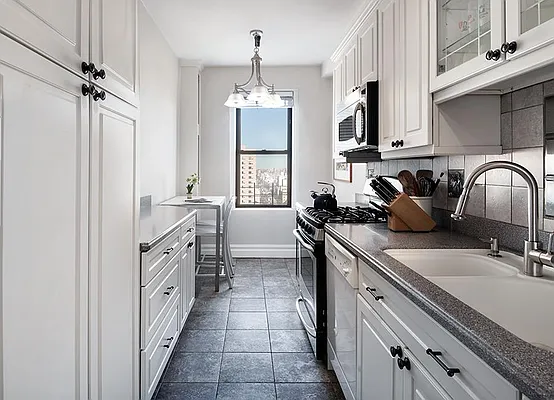 Sold by Warburg | media 6