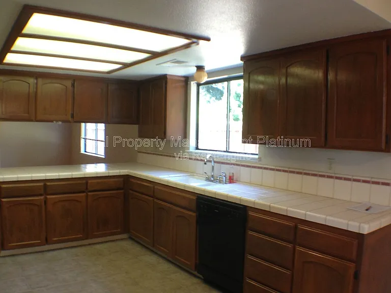 675 N Claremont Ave — Photo 10