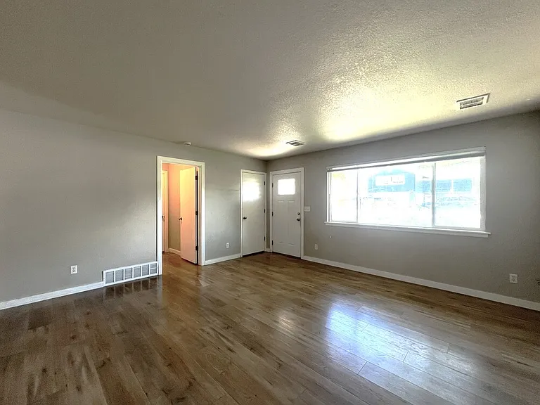 737 N Beachwood St — Photo 6