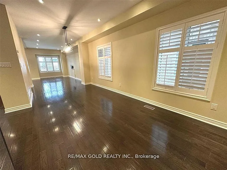 471 Meadowridge Ct — Photo 5