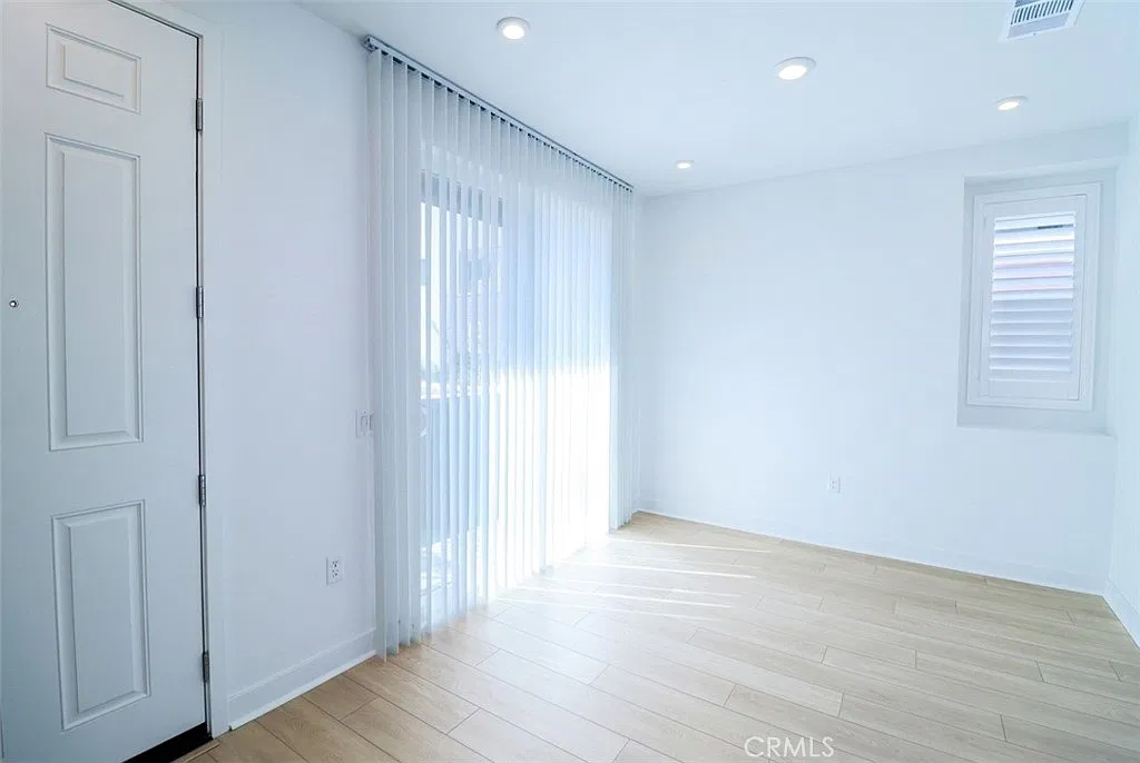 3 bed, 2.5 bath, 1564 sqft, $4,200 — Photo 3