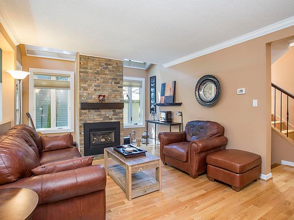 4th image of 1989 Cedar Village Cres
