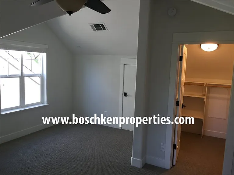410 E 8th St — Photo 11