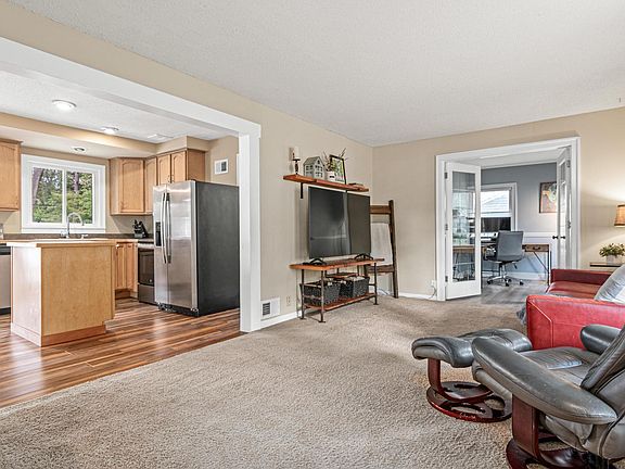 3rd image of 689 Berwood Ave