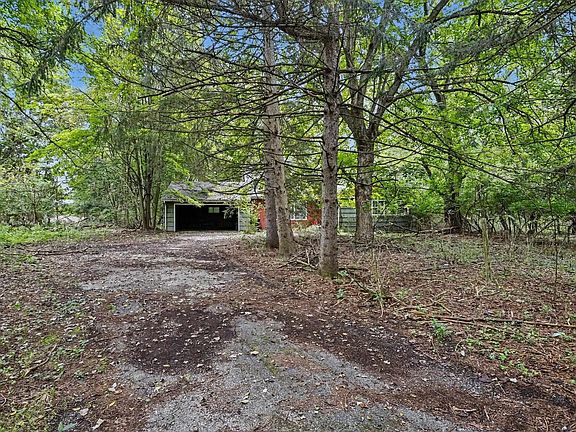 3rd image of 51200 Lilac Rd