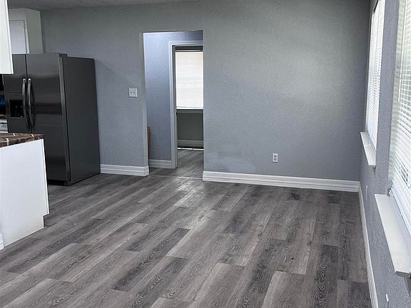4th image of 400 N 62nd Ave