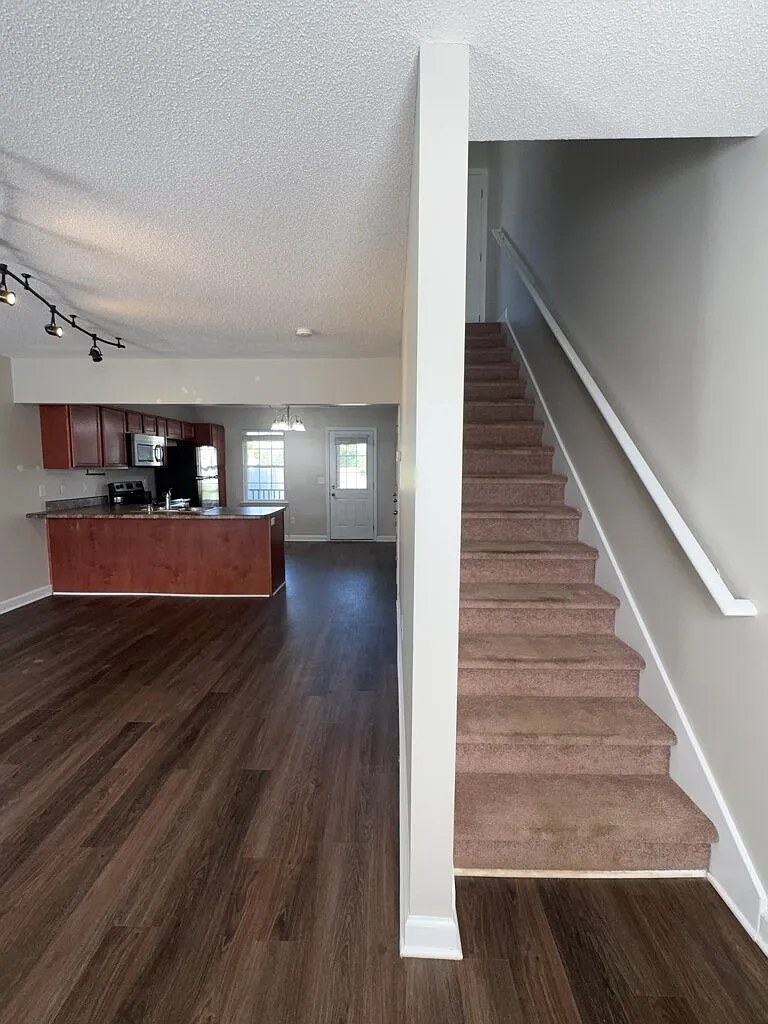 2 bed, 2.5 bath, 1008 sqft, $1,200 — Photo 3