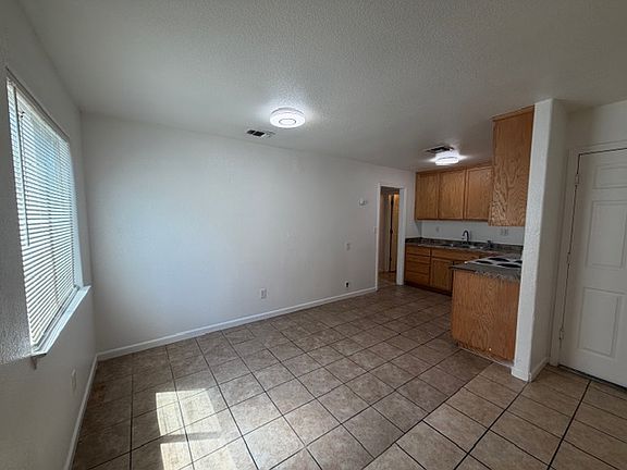4th image of 513 N Riverside Dr #1