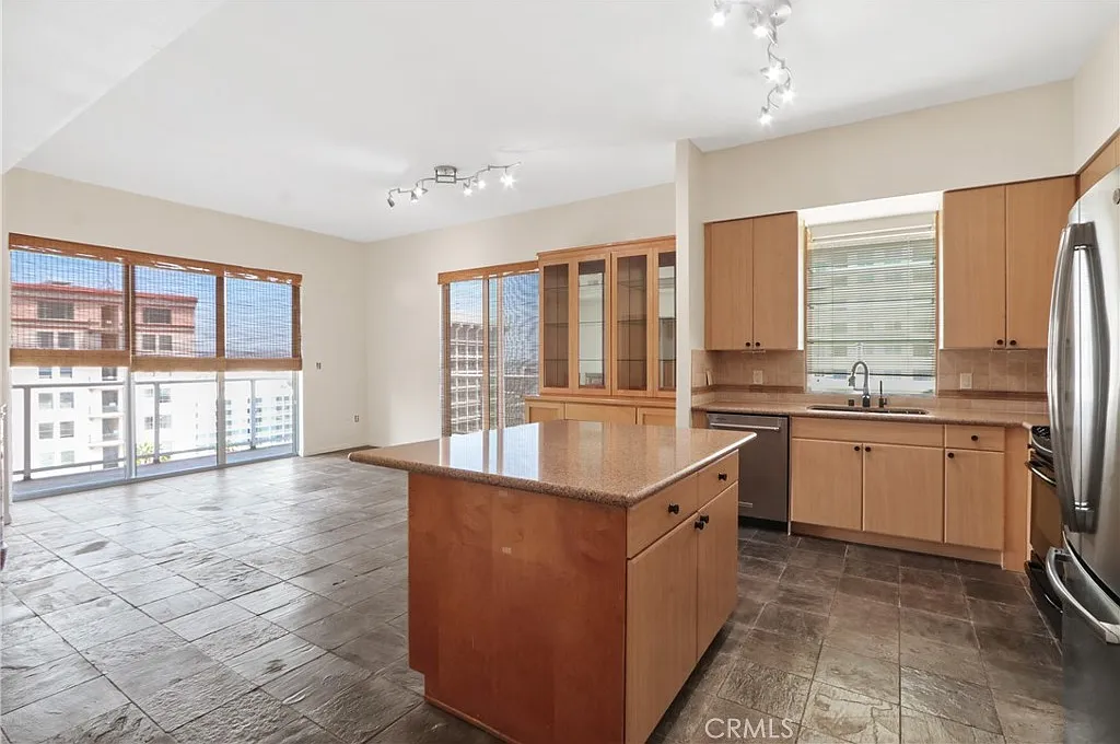 2 bed, 2.0 bath, 1040 sqft, $3,800 — Photo 2