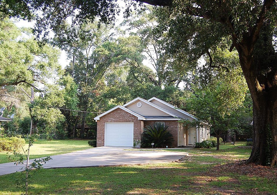 House front w/ extra parking