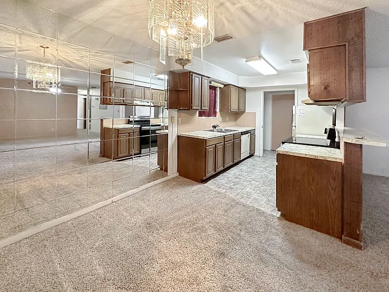 1406 N Tasker Dr — Photo 2