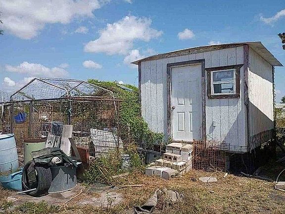 4th image of 2439 Lindsey Dr